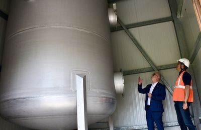 USINE DE TRAITEMENT DE L’EAU : L’IMPOSANT FILTRE INSTALLÉ.