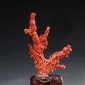 Statuette de Guan Yin debout en corail rouge.  Chine, XXe siècle