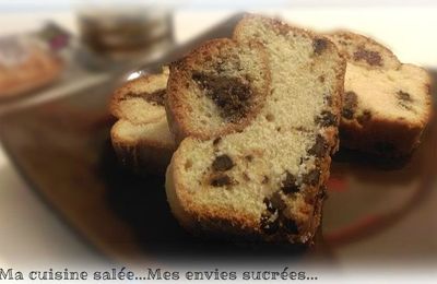 CAKE AUX PÉPITES DE CHOCOLAT ET SES MADELEINES CŒUR CHOCOLAT 