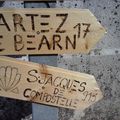 photos: en partant de Larreule,pancarte kms et chapelle avant Arthez de Béarn 