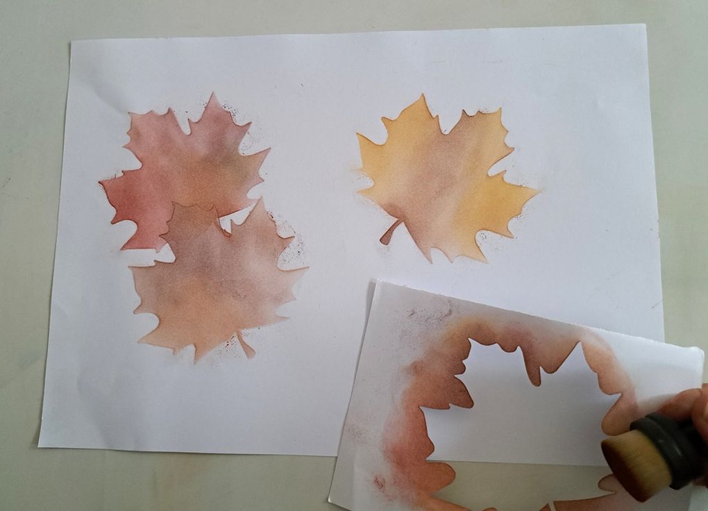Avec la grande feuille d'arbre