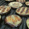 Hamburger: steak de poulet, aubergines grillées et mozzarella