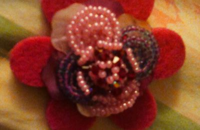 Broche fait avec feutrine bouton nacre et perle a mes moments perdu 