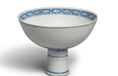 A blue and white anhua-decorated 'dragon' stembowl, Late Ming dynasty