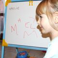 Amélie apprend à écrire