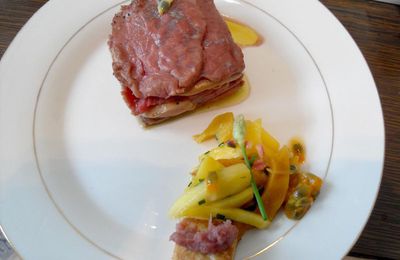 Entrée : Mille feuille de foie gras et filet de bœuf, salade de mangue-passion