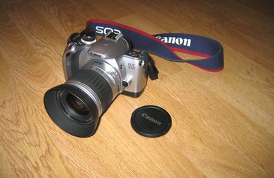 Appareil photo argentique Canon EOS 300V et son objectif