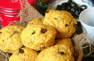 Scones au curcuma et raisins secs
