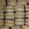 Petits macarons chocolat blanc et caramel pointe de fleur de sel