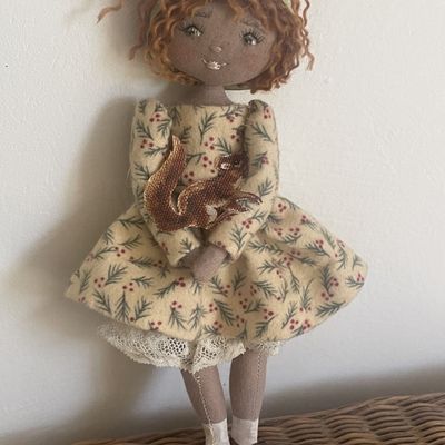 Inès et son écureuil..(18cm)