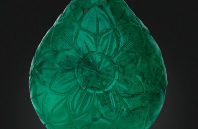 A carved Colombian emerald bowl of a spoon of 16.48 carats, late 17th to early 18th century