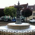 La fontaine des 3 angelots de la place du Marché se fait mousser