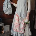 Mlle Berthe : Robe tablier petit vichy Azur et grande poche fleur...