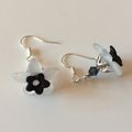 Boucles d'oreilles lucites blanche set noires