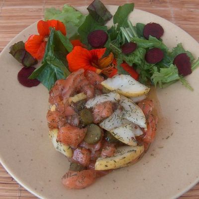 Tartare de saumon aux poires et sa salade fleurie