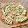 ...Tarte fine aux courgettes, moutarde à la salicorne, yaourt à la chèvre, pignons, truffe d'été...(Cathytutu, Défi Recette.de)
