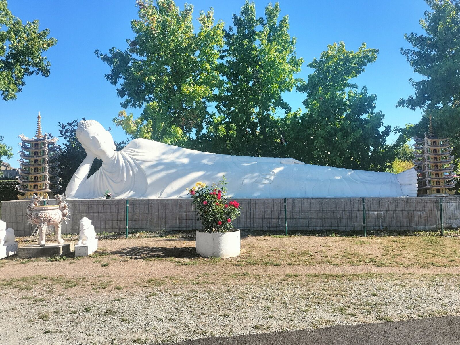 Noyant d'Allier, la pagode, bouddha couché (03)