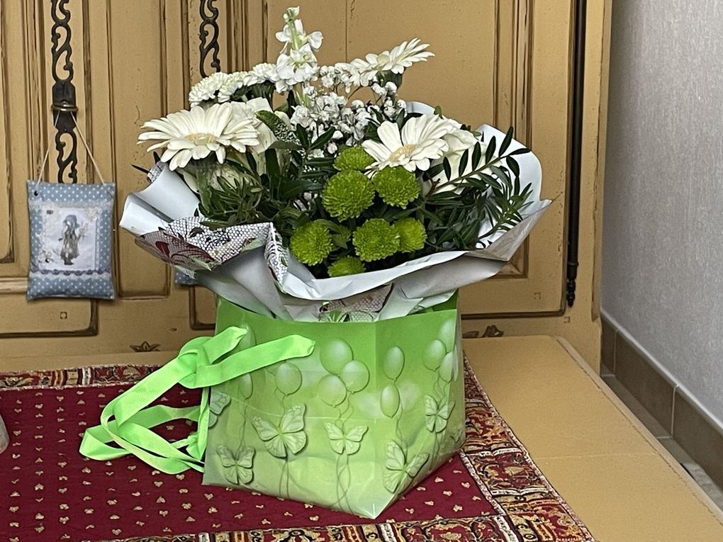 Lundi 27 octobre 2025 Ma gentille voisine m'a offert un beau bouquet dernièrement ,&quot;Un petit bouquet pour prolonger la beauté du geste. Belle semaine à vous qui passez par ici ! mon diapo s'en suit 