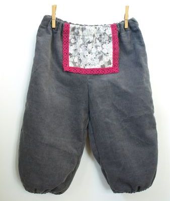 Pantalon en velours gris, dentelle fuschia et liberty mitsi gris, taille 1 an, 3 euros