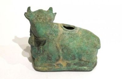 Taureau figuré couché & Clochette de forme conique. Culture Dong Son. Vietnam, 2 ème à 1er siècle avant JC