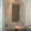Salle de bain en carreaux de marbre et taddelak..la porte en prime.