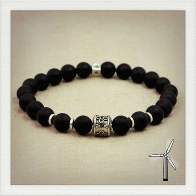 Bracelet élastique en onyx noir mat et perle de Bali artisanale en argent