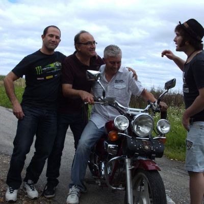 YAYA sur sa moto de course et ses assistants