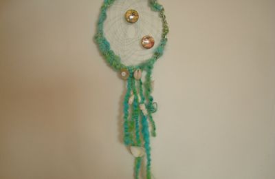 Dream-catcher ou attrape-rêve en laine turquoise (alpaga mérinos soie mohair angora...) et perles japonaises