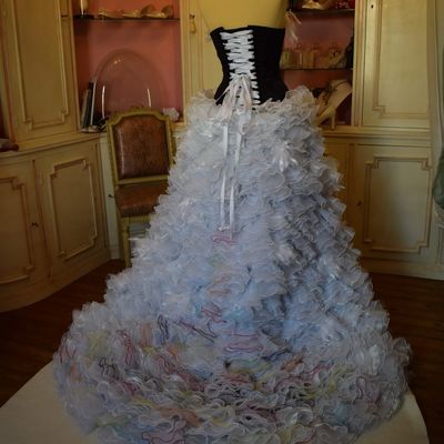 Robe de mariée gothique arc en ciel