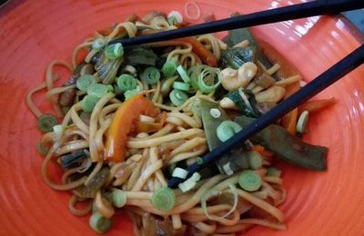 Wok de pak-choï, sugar snaps, poivrons et noix de cajou