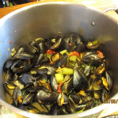 Moules de boulot aux herbes du jardin.