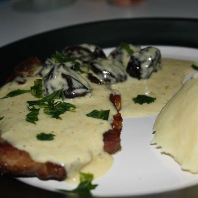 Côtes de Porc aux Pruneaux sauce Roquefort