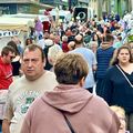 DU MONDE ÉGALEMENT SUR LE MARCHÉ. 