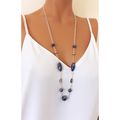 Offrez un cadeau artisanal pour les fêtes ! Collier sautoir bleu marine pour femme, un bijou chic et moderne