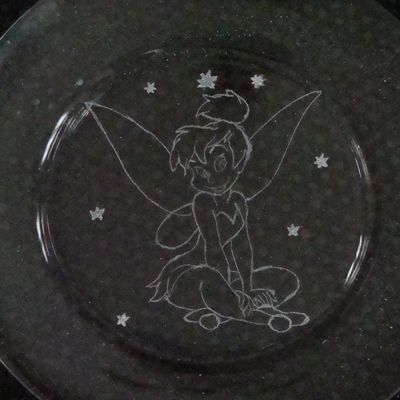 verre et assiette gravés fée clochette