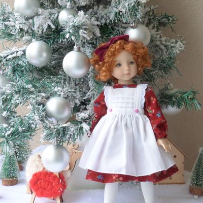 Une petite rousse en rouge de Noël