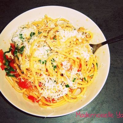 Bucatini tomates cerise et roquette