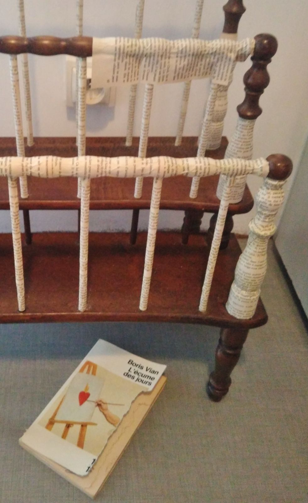 porte-revue rustique relooké par du collage/peinture