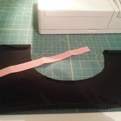 Faire une encolure en biais en V