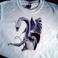 Un dragon bleu : t-shirt pein main