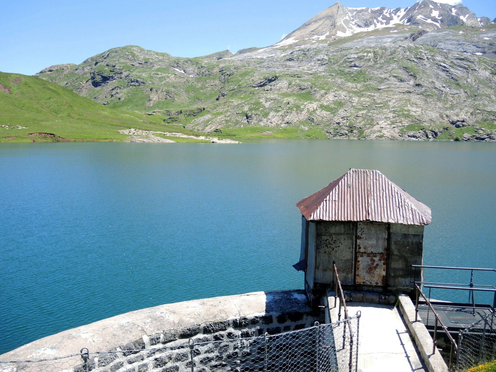 Lac d'Estaens, le barrage, juin 2024. (Espagne)