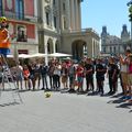 un peu de jonglage,une photo sur les lions de Christophe Colomb, un tour au centre commercial..ON S'ASSOIE!! et c'est pas fini!!