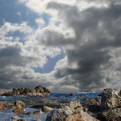 au creux des vagues .. entre deux rochers ..