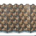 Paravent à huit feuilles en papier peint à la planche et doré marouflé sur toile à décor aux Chinois. XIXe.