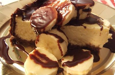 Cheesecake complètement décadent aux bananes et coulis de chocolat noir