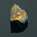Importante bague en platine ornée d'un diamant taillé en coeur fancy yellowish brown monté en solitaire. 