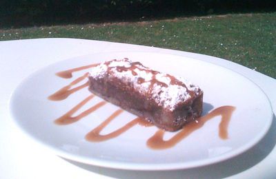 Pavé au chocolat au lait et coulis de caramel au beurre salé