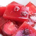Petits fruits rouges en gelée de pastèque
