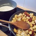 Méli-mélo de gnocchis, morceaux de dinde et tomates séchées et sa sauce au chèvre