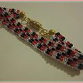 Un bracelet en perles de rocailles